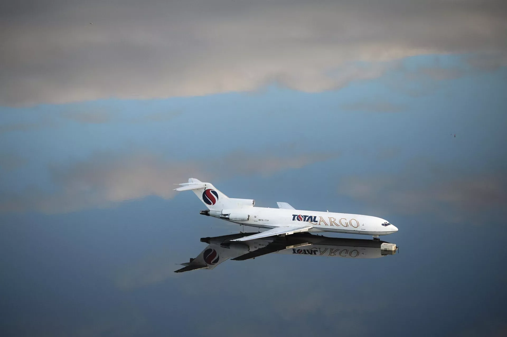 Aircraft on the tarmac of the flooded airport Aircraft on the tarmac of the flooded airport - Sputnik International, 1920, 18.11.2025