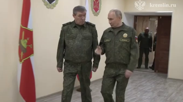President Putin speaks to the chief of Russia's General Staff during a visit to a Zapad Battlegroup command post. Screenshot of video. - Sputnik International
