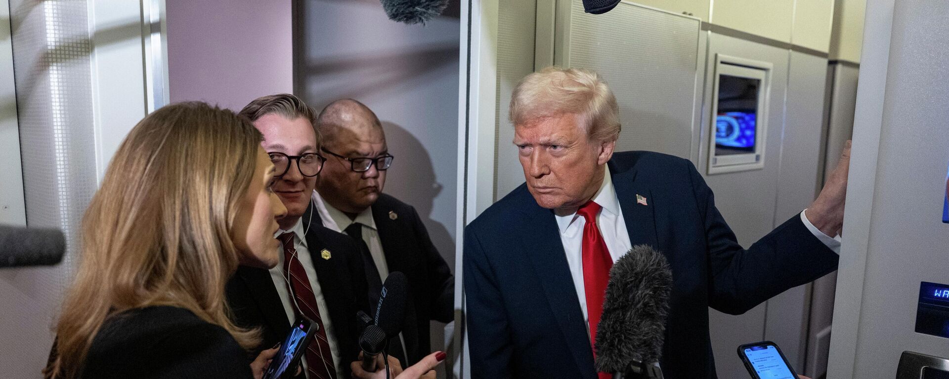 President Donald Trump leans in to hear a question as he speaks with reporters while in flight on Air Force One from Joint Base Andrews to his Mar-a-Lago estate in Palm Beach, Fla., Tuesday, Nov. 25, 2025 - Sputnik International, 1920, 26.11.2025