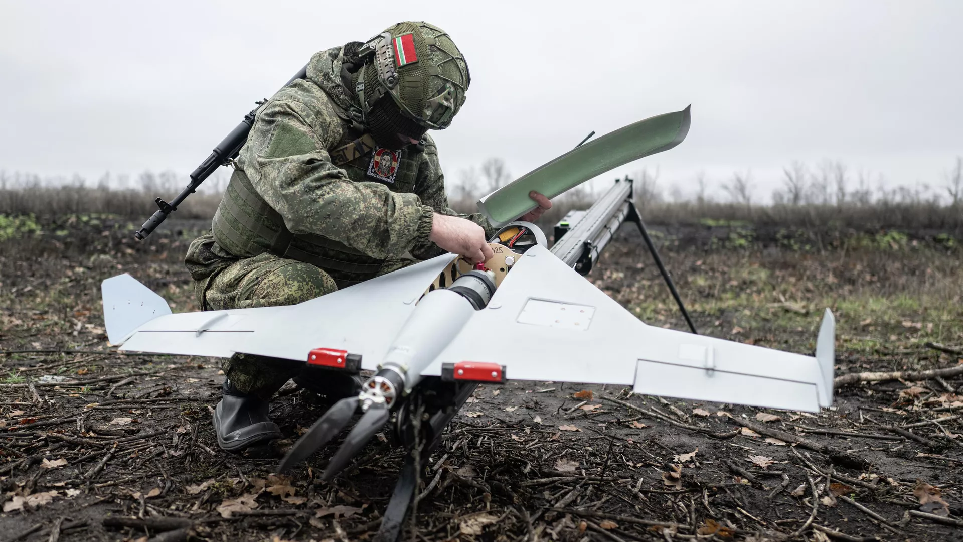 Trabajo de combate de la tripulación de un UAV en el sector Kupyansk del frente - Sputnik Internacional, 1920, 26.11.2025