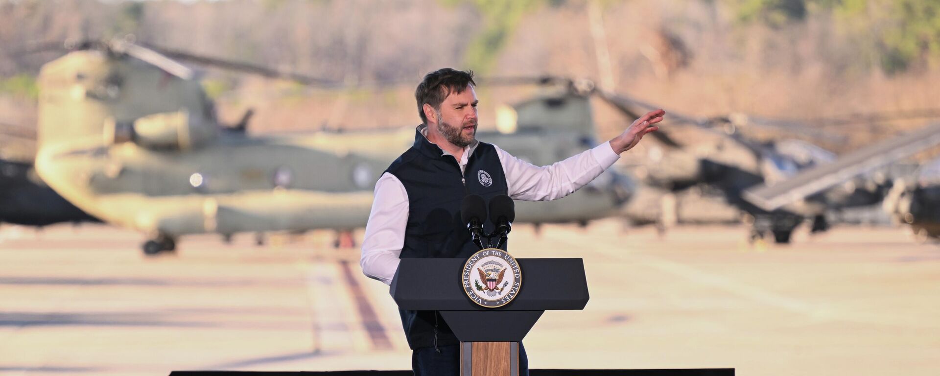 Vice President JD Vance speaks during a visit to Fort Campbell, Ky., Wednesday, Nov. 26, 2025 Vice President JD Vance speaks during a visit to Fort Campbell, Ky., Wednesday, Nov. 26, 2025 - Sputnik International, 1920, 27.11.2025