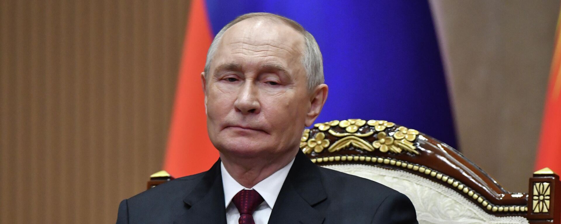 Russian President Vladimir Putin applauds during a signing ceremony with Kyrgyzstan's President Sadyr Japarov at the Administrative complex Yntymak-Manas Ordo, in Bishkek, Kyrgyzstan, on Wednesday, Nov. 26, 2025. (AP Photo/Vladimir Voronin) - Sputnik International, 1920, 02.12.2025