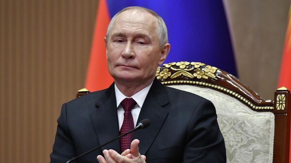 Russian President Vladimir Putin applauds during a signing ceremony with Kyrgyzstan's President Sadyr Japarov at the Administrative complex Yntymak-Manas Ordo, in Bishkek, Kyrgyzstan, on Wednesday, Nov. 26, 2025. (AP Photo/Vladimir Voronin) - Sputnik International