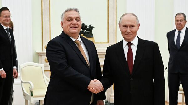 Russian President Vladimir Putin, right, and Hungarian Prime Minister Viktor Orban shake hands during their meeting at the Senate Palace of the Kremlin in Moscow, Russia, Friday, Nov. 28, 2025. (Alexander Nemenov/Pool Photo via AP) - Sputnik International