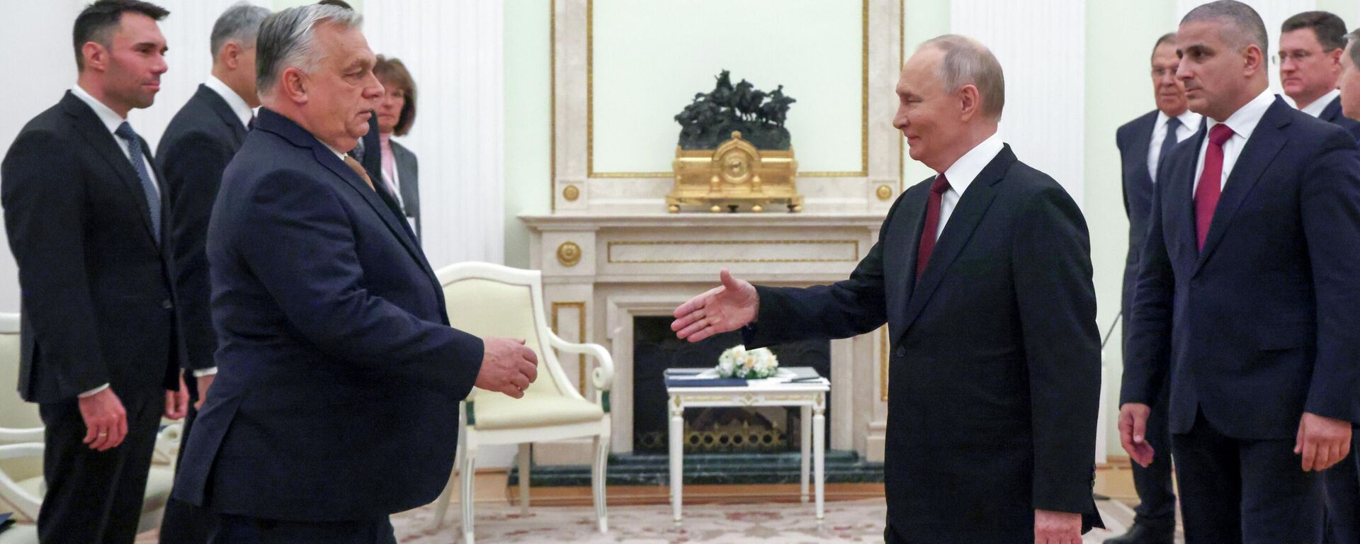 Russian President Vladimir Putin and Hungarian Prime Minister Viktor Orban move to shake hands during Orban's visit to Moscow. November 28, 2025. - Sputnik International, 1920, 28.11.2025