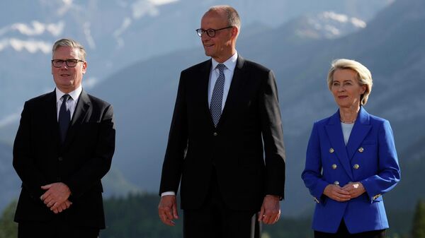 Britain's Prime Minister Keir Starmer, Germany's Chancellor Friedrich Merz, and European Commission President Ursula von der Leyen arrive for a group photo at the G7 Summit, Monday, June 16, 2025, in Kananaskis, Canada. - Sputnik International