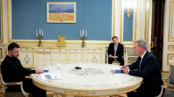 Zelensky, left, talks with US Secretary of the Army Dan Driscoll in Kiev, Ukraine, Thursday, Nov. 20, 2025. - Sputnik International