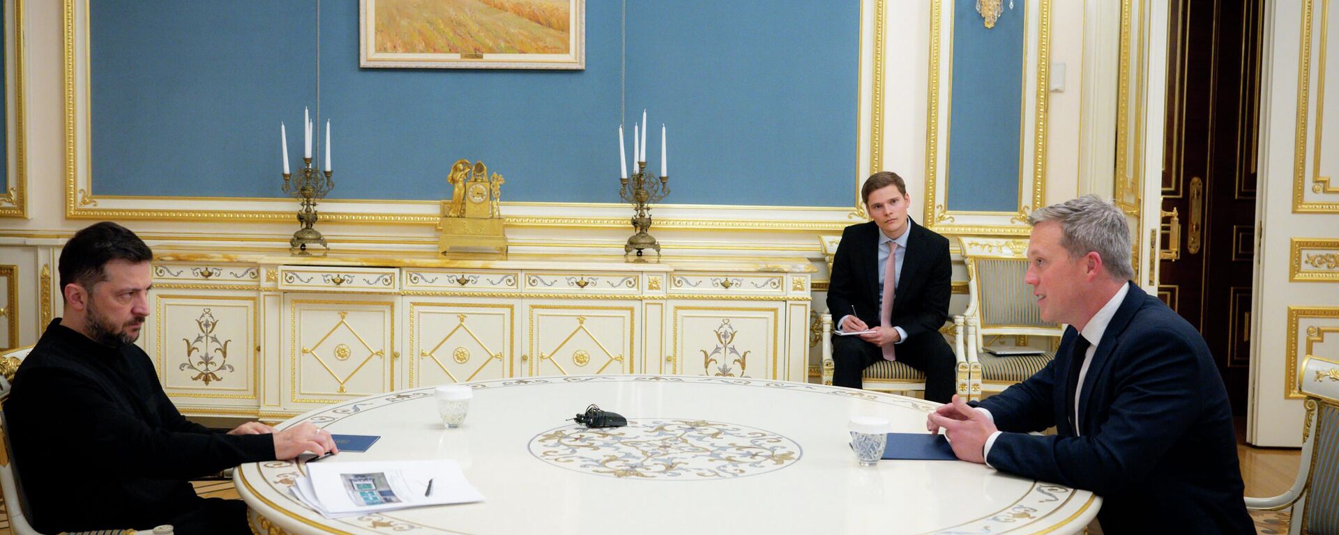 Zelensky, left, talks with US Secretary of the Army Dan Driscoll in Kiev, Ukraine, Thursday, Nov. 20, 2025. - Sputnik International, 1920, 29.11.2025