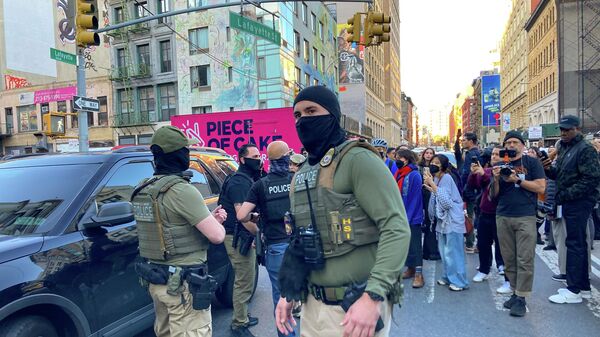 Federal agents conduct an immigration sweep on Canal Street in Chinatown as protestors gather, Tuesday, Oct. 21, 2025, in New York - Sputnik International