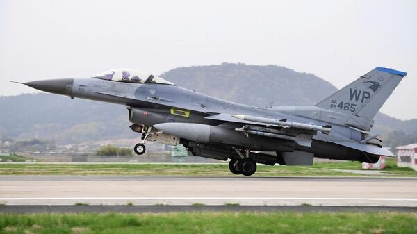 In this photo provided on Sunday, April 16, 2023 by South Korea Defense Ministry, US F-16 fighter jets makes a landing at the Gwangju Air Base in South Korea, Friday, April 14 - Sputnik International