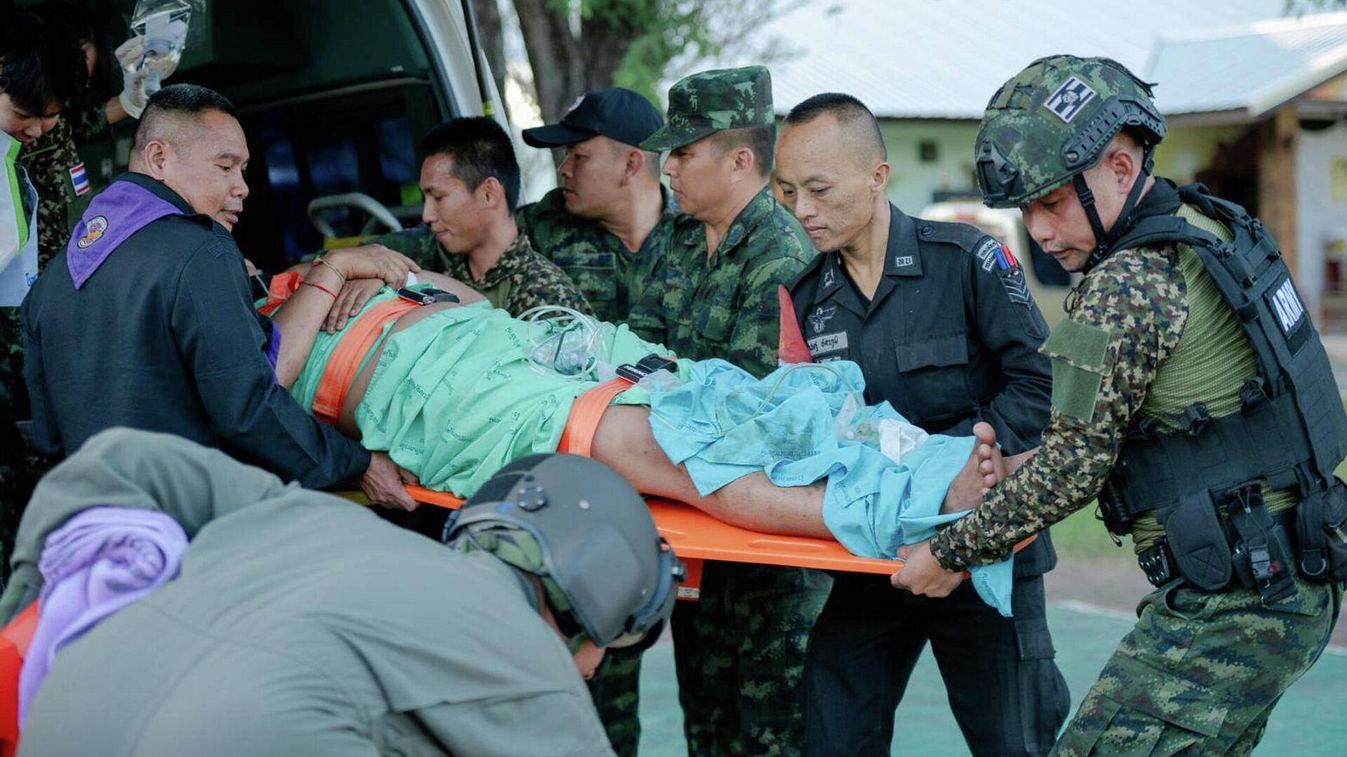 In this photo released by Royal Thai Army, a wounded Thai soldier is carried to be transferred to a hospital in Sisaket province, Thailand, Sunday, Dec. 7, 2025, after, according to a Thai army spokesperson, Cambodian troops fired into Thai territory. In this photo released by Royal Thai Army, a wounded Thai soldier is carried to be transferred to a hospital in Sisaket province, Thailand, Sunday, Dec. 7, 2025, after, according to a Thai army spokesperson, Cambodian troops fired into Thai territory. - Sputnik International, 1920, 08.12.2025