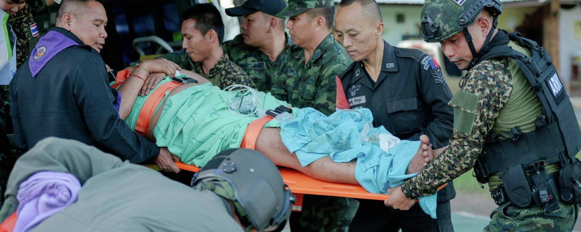 In this photo released by Royal Thai Army, a wounded Thai soldier is carried to be transferred to a hospital in Sisaket province, Thailand, Sunday, Dec. 7, 2025, after, according to a Thai army spokesperson, Cambodian troops fired into Thai territory.  - Sputnik International, 1920, 08.12.2025