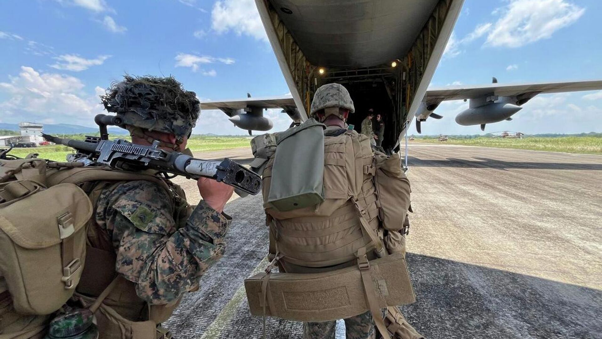 U.S. soldiers board a U.S. C130 military plane at Lal-lo, Cagayan International Airport, northern Philippines as part of Philippines and U.S. joint military drills called Balikatan or shoulder to shoulder, on Saturday April 26, 2025. U.S. soldiers board a U.S. C130 military plane at Lal-lo, Cagayan International Airport, northern Philippines as part of Philippines and U.S. joint military drills called Balikatan or shoulder to shoulder, on Saturday April 26, 2025. - Sputnik International, 1920, 09.12.2025