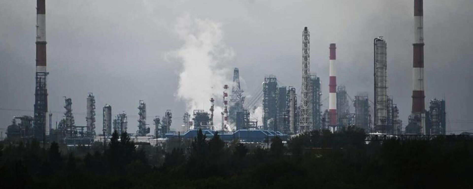 Fire at Russian oil refinery - Sputnik International, 1920, 10.12.2025