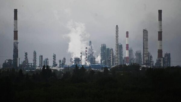 Fire at Russian oil refinery - Sputnik International