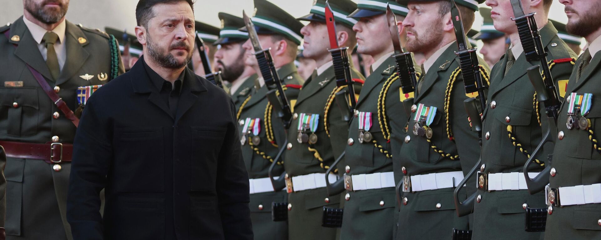 Ukraine's President Volodymyr Zelensky, inspects the Guard of Honour as he visits Irish Prime Minister Micheal Martin at Government Buildings in Dublin, Ireland, Tuesday, Dec. 2, 2025. - Sputnik International, 1920, 13.12.2025