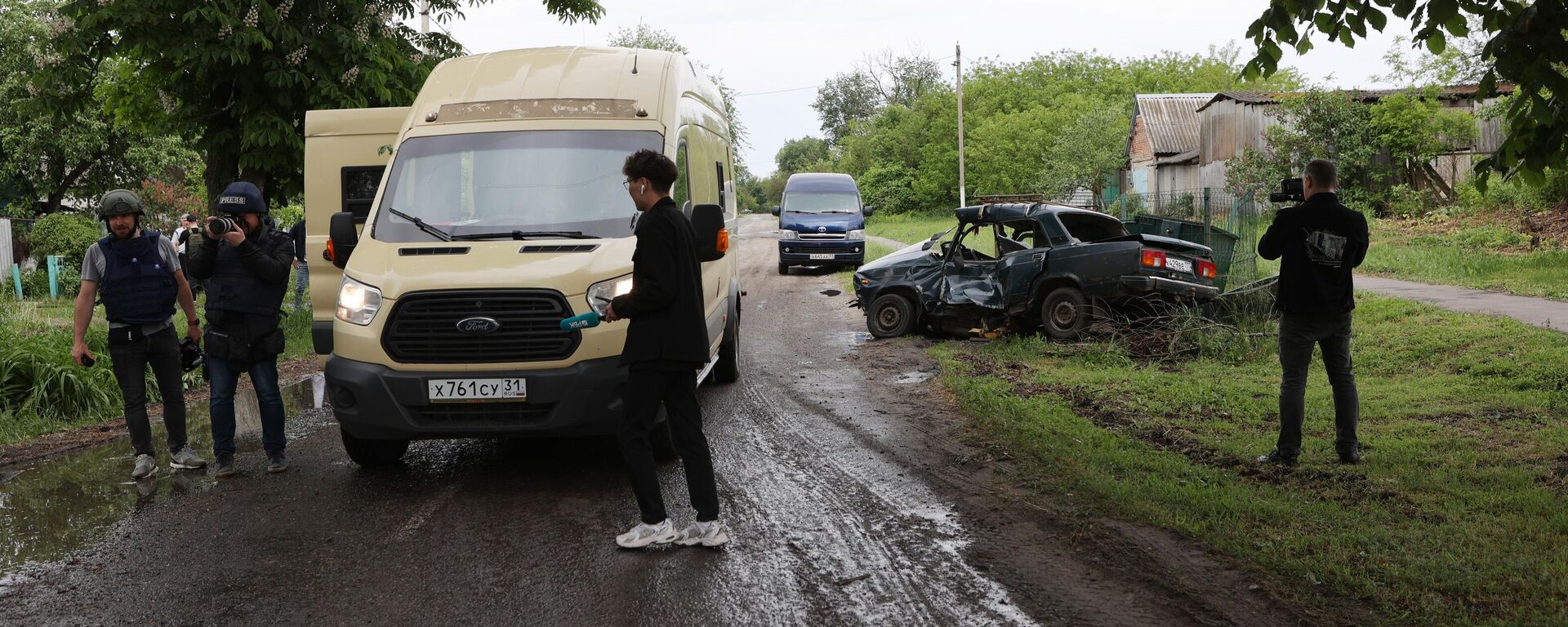 Journalists in a village in the Graivoronsky district of the Belgorod region after an attack by a Ukrainian sabotage and reconnaissance group - Sputnik International, 1920, 14.12.2025