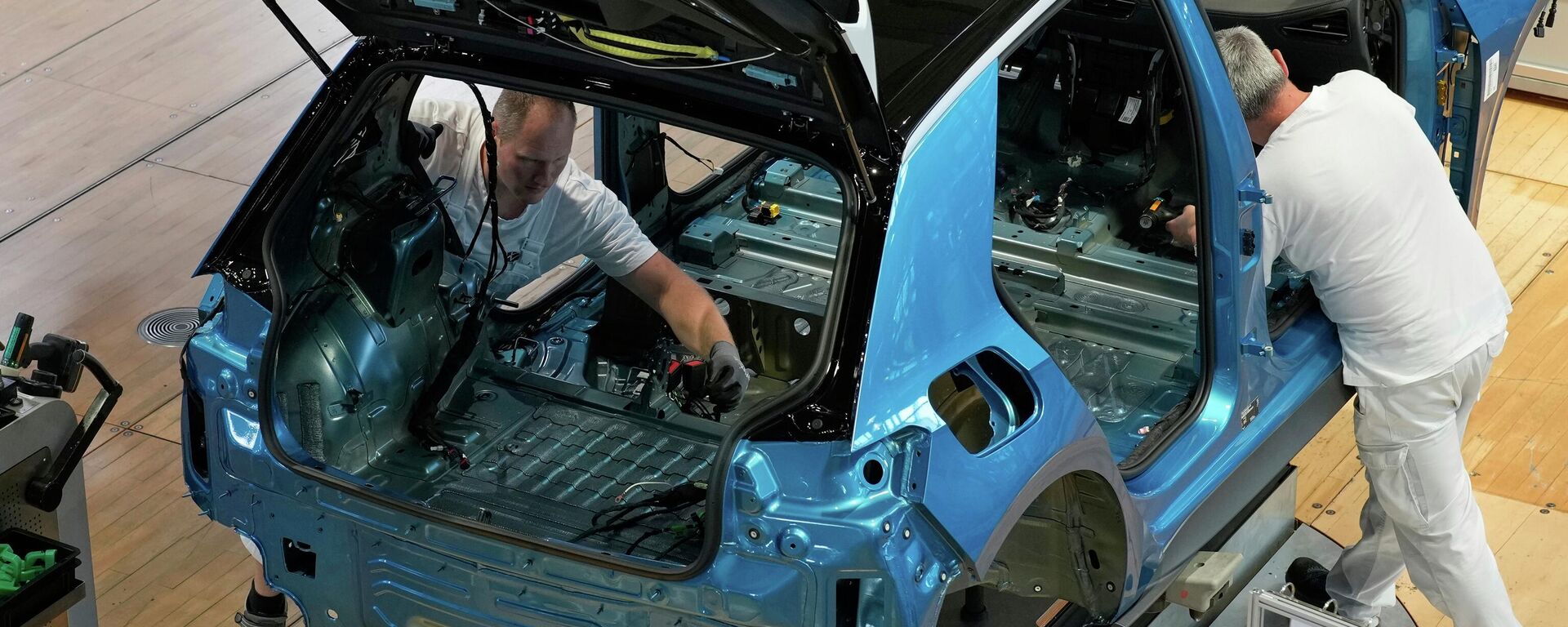 Employees of the German car manufacturer Volkswagen assemble an ID.3 electric car at the transparent factory in Dresden, Germany, Wednesday. - Sputnik International, 1920, 14.12.2025