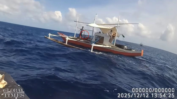 Philippine fisherman holding a knife at Xianbin Jiao in the South China Sea - Sputnik International