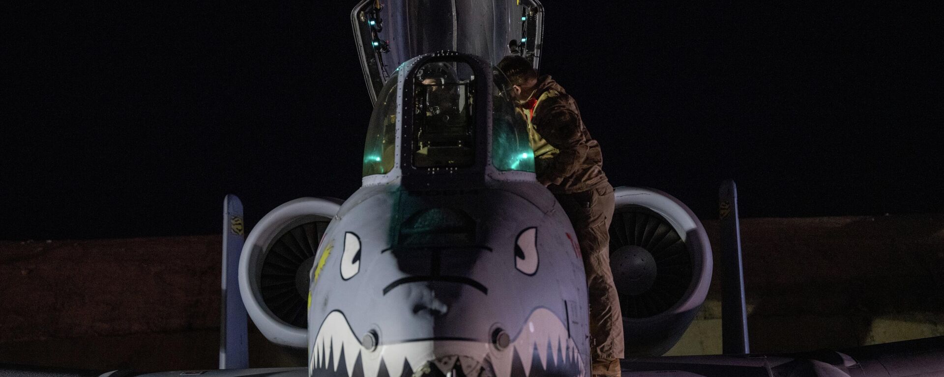 This photo provided by the US Air Force shows a US Airman preparing an A-10 Thunderbolt II for flight from a base in the US Central Command area of responsibility, Friday, Dec. 19, 2025, in support of Operation Hawkeye Strike - Sputnik International, 1920, 11.01.2026