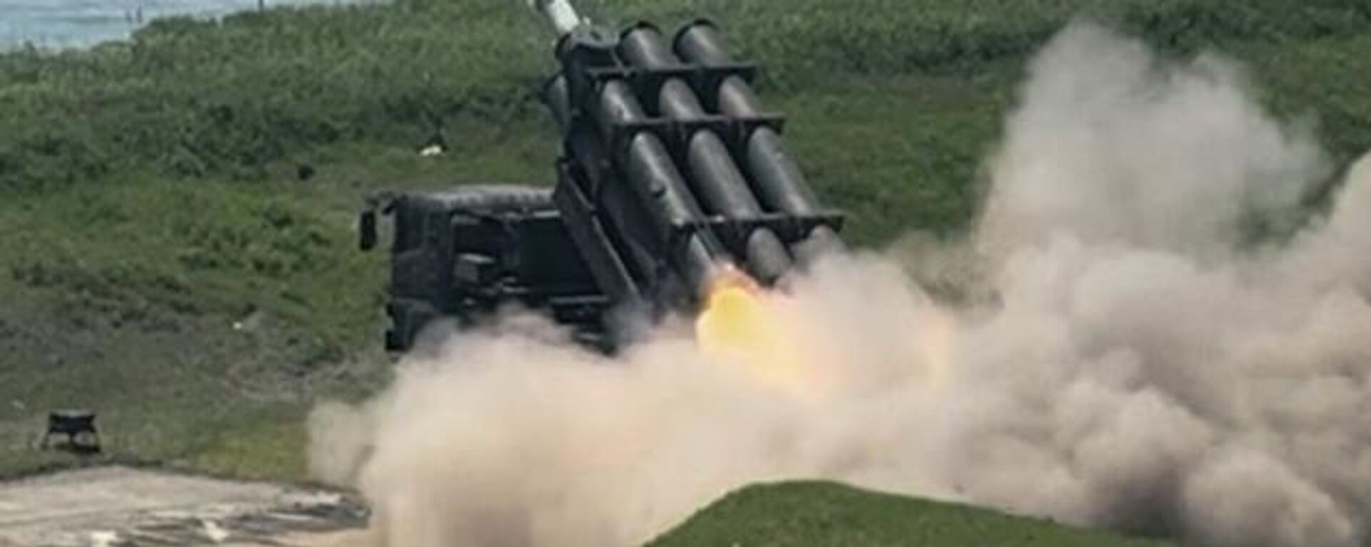 Japan's army test-fires a Type 88 surface-to-ship short-range missile at the Shizunai Anti-Air Firing Range on Japan's northern main island of Hokkaido in its first missile test on Japanese territory on June 24, 2025.  - Sputnik International, 1920, 21.12.2025