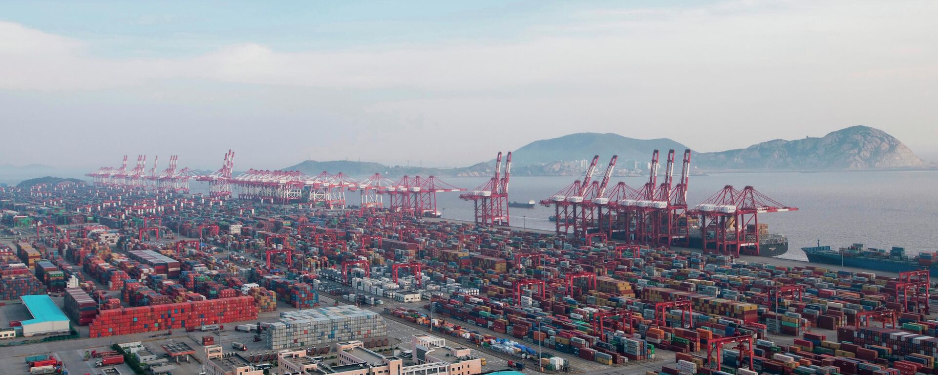 FILE - In this, March 29, 2018, file photo, a container ship is docked at the Yangshan port in Shanghai. FILE - In this, March 29, 2018, file photo, a container ship is docked at the Yangshan port in Shanghai. - Sputnik International, 1920, 09.06.2026
