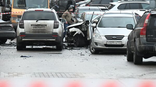 Emergency services are working at the scene of a Kia Sorento explosion in a parking lot on Yasenevaya Street in the Orekhovo-Borisovo district. An explosive device detonated underneath the vehicle. - Sputnik International