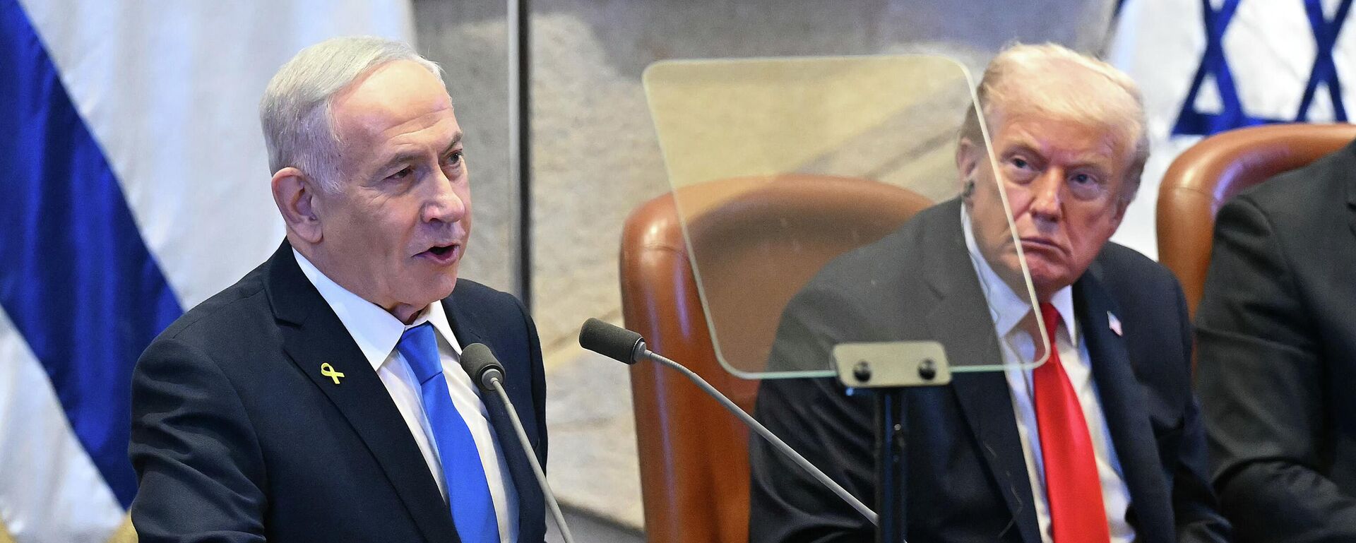 President Donald Trump listens to Israeli Prime Minister Benjamin Netanyahu as he speaks at the Knesset, Israel's parliament, Monday, Oct. 13, 2025 in Jerusalem. - Sputnik International, 1920, 29.12.2025