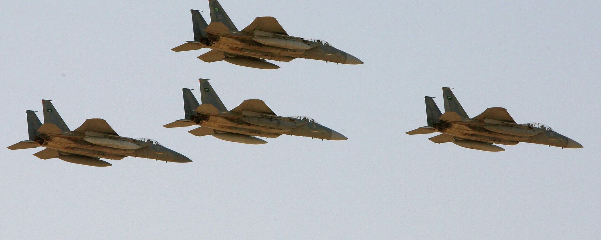 In this photo taken Sunday, Jan. 25, 2009, F-15 warplanes of the Saudi Air Force fly over the Saudi Arabian capital Riyadh during a graduation ceremony at King Faisal Air Force University In this photo taken Sunday, Jan. 25, 2009, F-15 warplanes of the Saudi Air Force fly over the Saudi Arabian capital Riyadh during a graduation ceremony at King Faisal Air Force University - Sputnik International, 1920, 30.12.2025