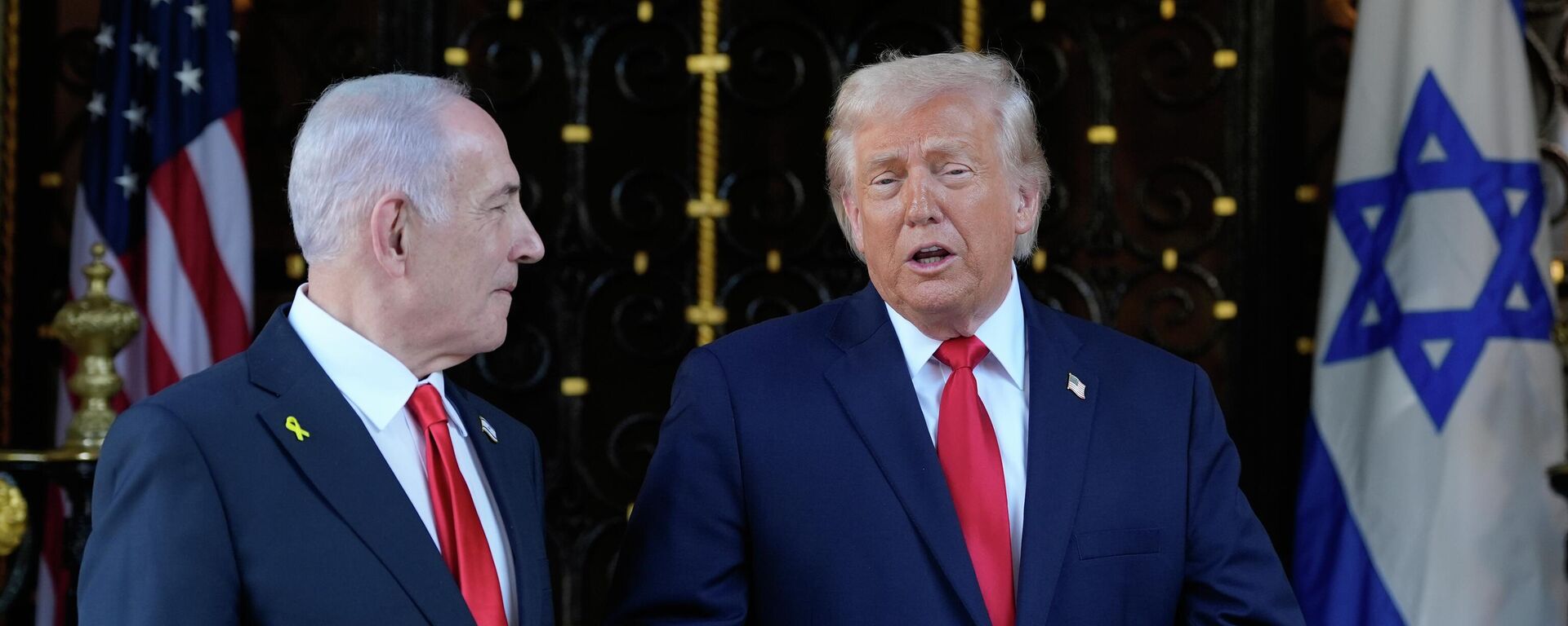 President Donald Trump speaks to reporters as he greets Israel's Prime Minister Benjamin Netanyahu at his Mar-a-Lago club, Monday, Dec. 29, 2025, in Palm Beach, Fla - Sputnik International, 1920, 18.01.2026