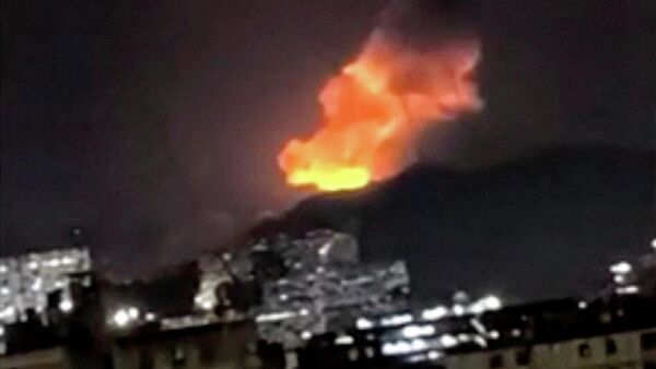 Столб дыма, поднимающийся во время нескольких взрывов ранним утром 3 января 2026 года в Каракасе, Венесуэла. Скриншот видео - Sputnik International