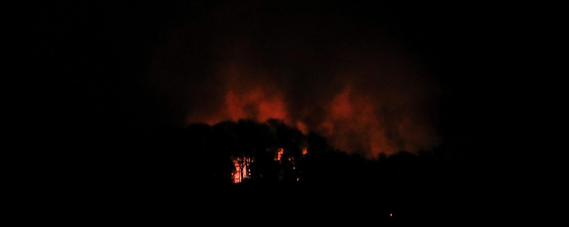 Smoke rises near Fort Tiuna, a military zone, during a full blackout, following explosions and loud noises, amid rising tensions between administrations of U.S. President Donald Trump and Venezuelan President Nicolas Maduro, in Caracas, Venezuela, January 3, 2026.  - Sputnik International, 1920, 03.01.2026