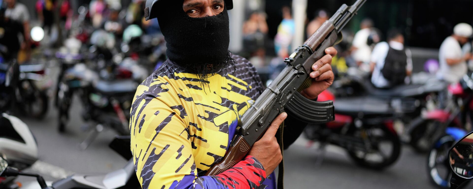 An armed civilian takes part in a pro-government protest demanding the release of President Nicolas Maduro and first lady Cilia Flores, a day after U.S. forces captured and flew them to the United States, in Caracas, Venezuela, Sunday, Jan. 4, 2026.   - Sputnik International, 1920, 05.01.2026