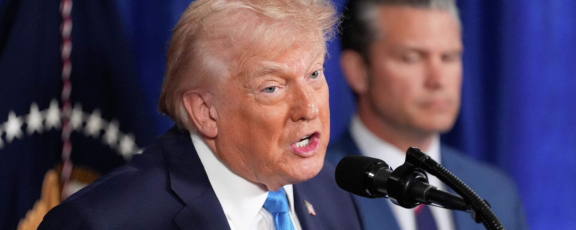 President Donald Trump speaks at his Mar-a-Lago club, Saturday, Jan. 3, 2026, in Palm Beach, Fla., as Defense Secretary Pete Hegseth listens - Sputnik International, 1920, 06.01.2026