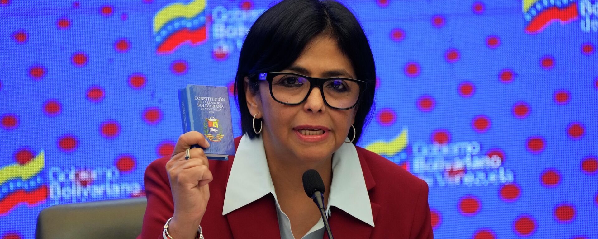Acting President Delcy Rodriguez holds up a copy of the Venezuela National Constitution - Sputnik International, 1920, 06.01.2026