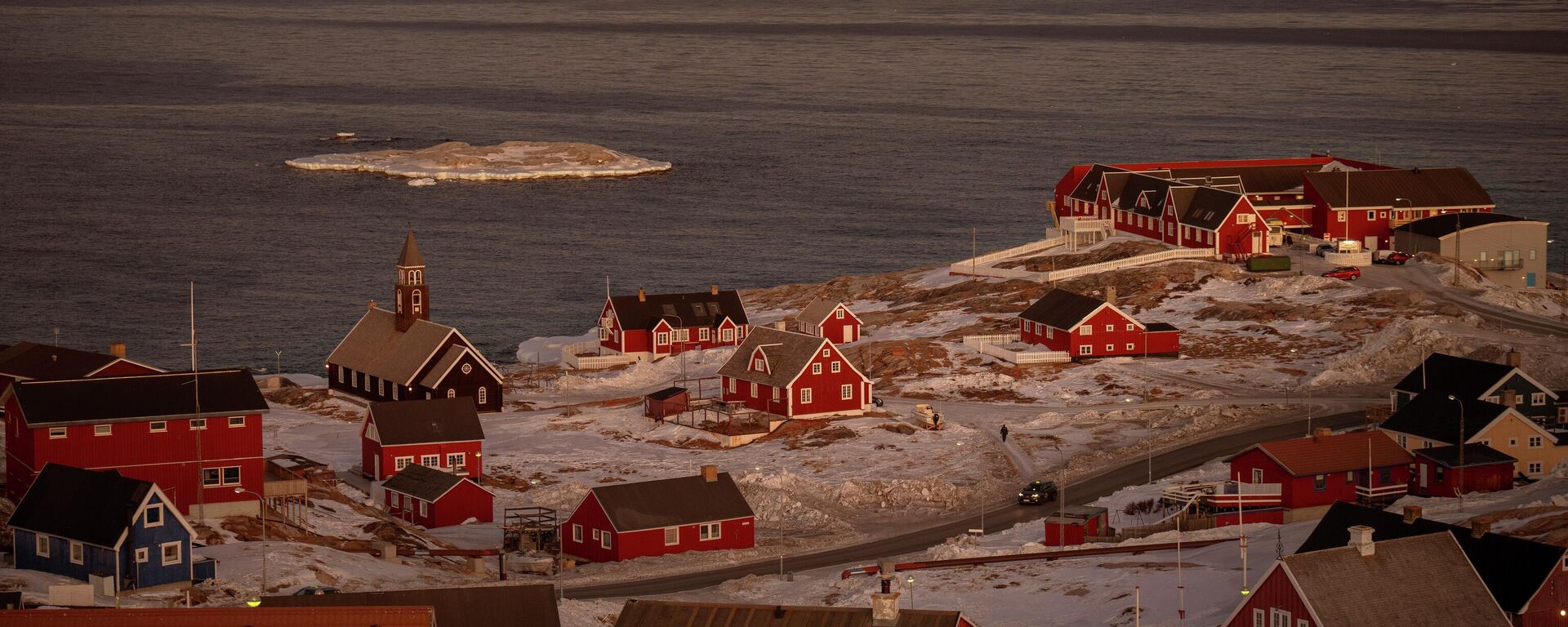 A large iceberg is photographed near the city of Ilulissat, Greenland, Wednesday Feb.19, 2025. - Sputnik International, 1920, 06.01.2026