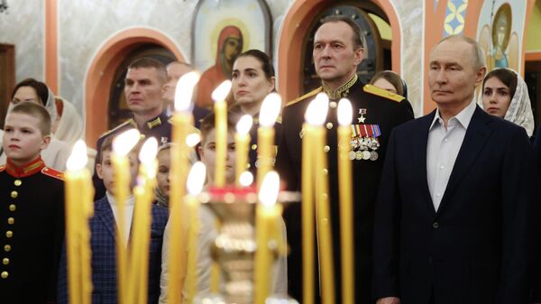 Russian President Vladimir Putin attends an Orthodox Christmas service at the Church of Great Martyr St. George the Victorious - Sputnik International