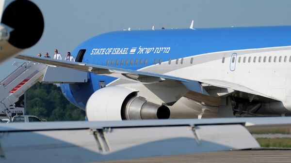 A plane that will carry Israeli Prime Minister Benjamin Netanyahu sits on the tarmac - Sputnik International