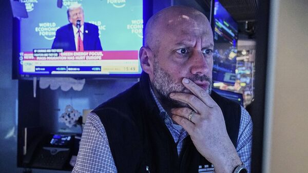 Specialist Meric Greenbaum works at his post on the floor of the New York Stock Exchange, as a television shows President Donald Trump speaking at the World Economic Forum, Wednesday, Jan. 21, 2026. - Sputnik International