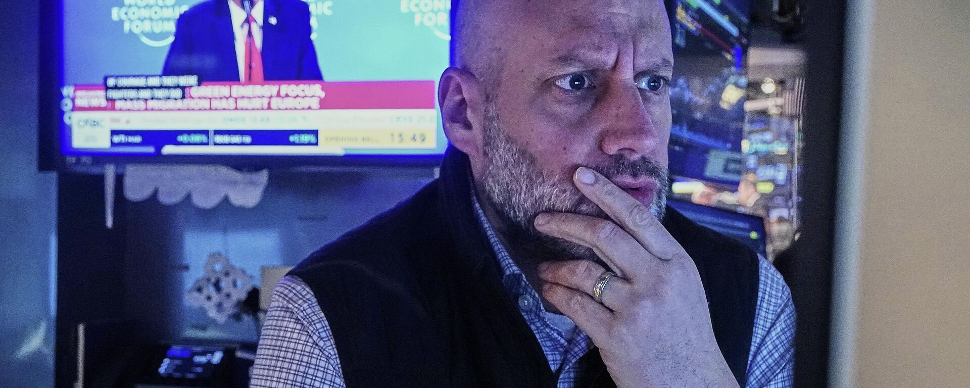 Specialist Meric Greenbaum works at his post on the floor of the New York Stock Exchange, as a television shows President Donald Trump speaking at the World Economic Forum, Wednesday, Jan. 21, 2026. - Sputnik International, 1920, 21.01.2026