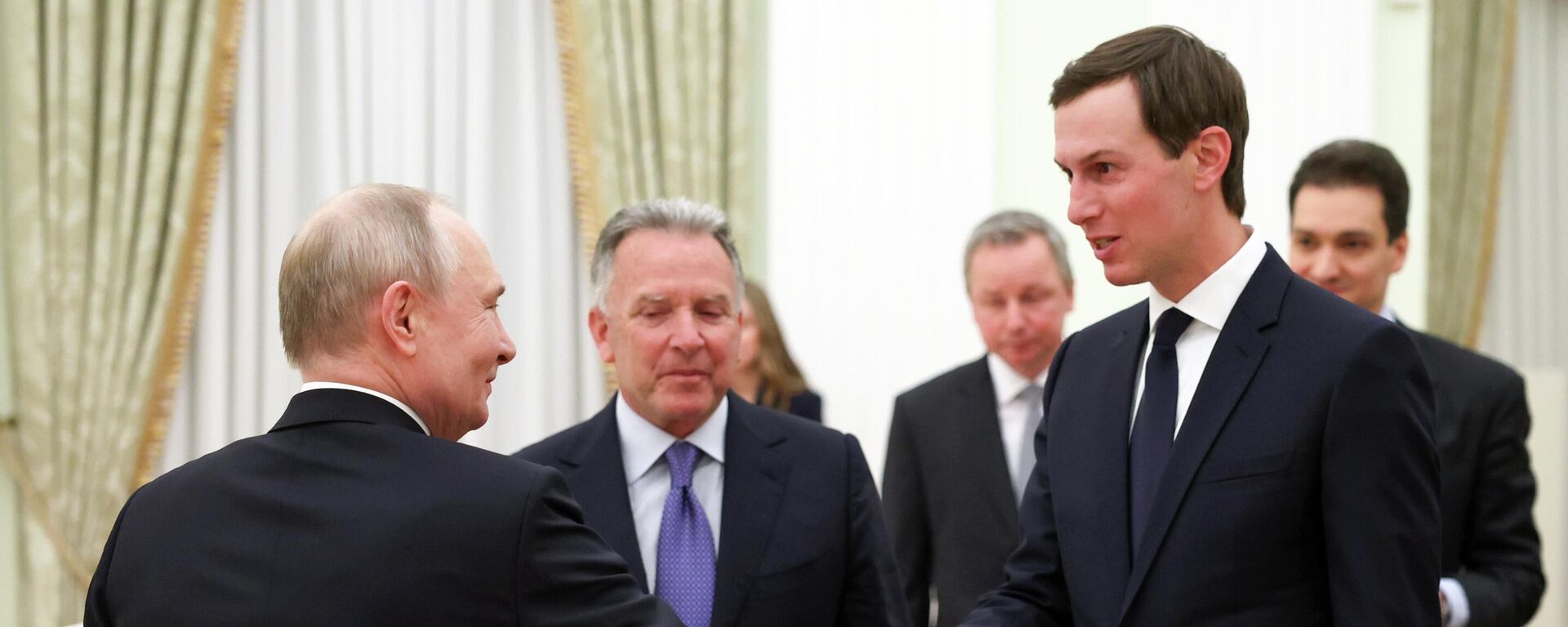 
Russian President Vladimir Putin shakes hands with US President Donald Trump’s son-in-law Jared Kushner during the Russia-US talks in Moscow on January 23, 2026. 
 - Sputnik International, 1920, 23.01.2026