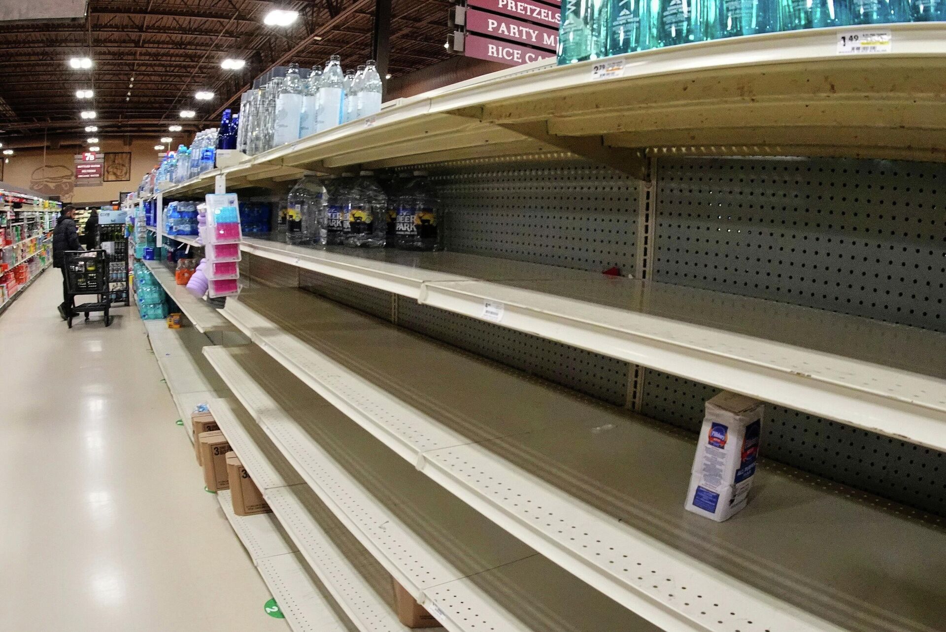 Shelves that once contained water are picked over at a Pittsburgh market ahead of a snowstorm Saturday, Jan. 24, 2026 - Sputnik International, 1920, 26.01.2026
