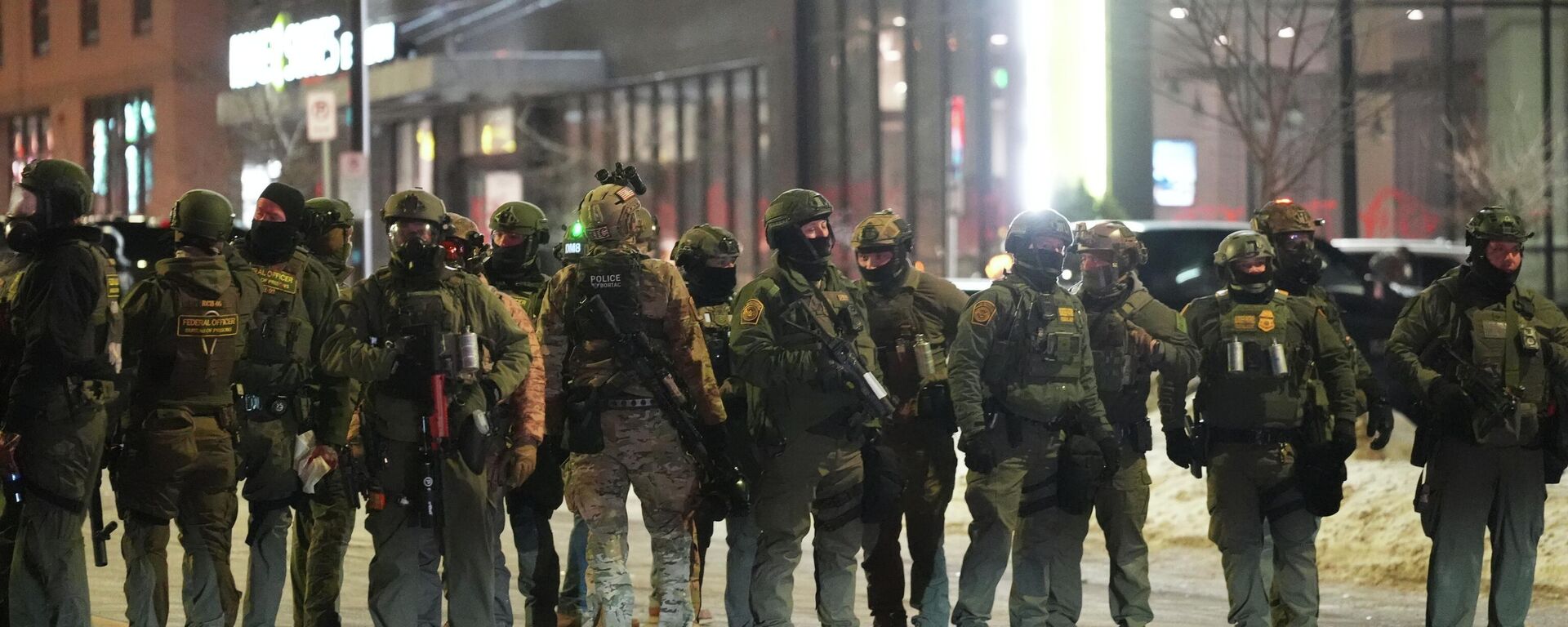 Federal agents gather during a noise demonstration protest in response to federal immigration enforcement operations in the city Sunday, Jan. 25, 2026, in Minneapolis. (AP Photo/Adam Gray) - Sputnik International, 1920, 26.01.2026