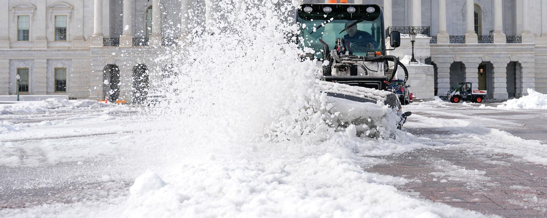 A worker clears at the Capitol after a snowstorm Monday, Jan. 26, 2026, in Washington - Sputnik International, 1920, 27.01.2026