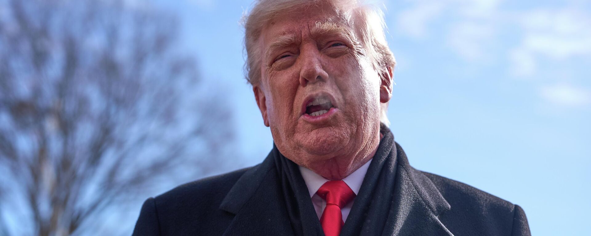 President Donald Trump speaks with reporters before boarding Marine One on South Lawn of the White House, Tuesday, Jan. 27, 2026, in Washington - Sputnik International, 1920, 20.02.2026