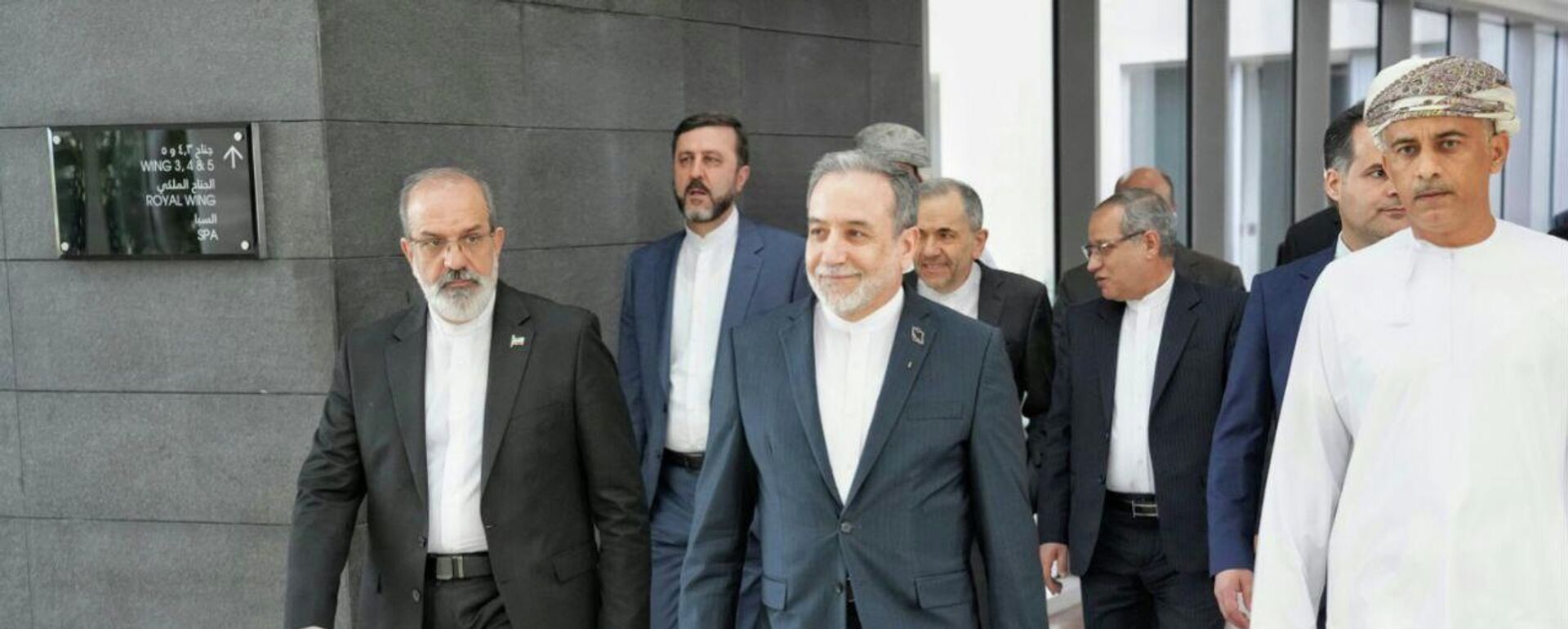 In this photo released by the Iranian Foreign Ministry, Iranian Foreign Minister Abbas Araghchi, center, heads to venue for talks between Iran and the U.S., in Muscat, Oman, Friday, Feb. 6, 2026.  - Sputnik International, 1920, 06.02.2026