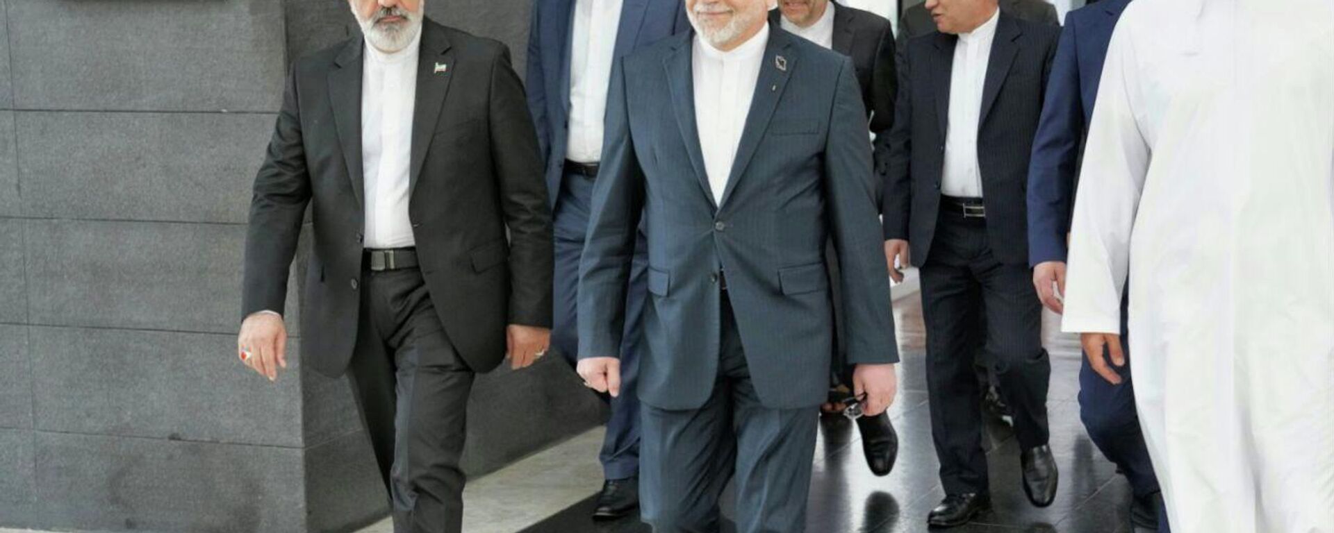 In this photo released by the Iranian Foreign Ministry, Iranian Foreign Minister Abbas Araghchi, center, heads to venue for talks between Iran and the U.S., in Muscat, Oman, Friday, Feb. 6, 2026.  - Sputnik International, 1920, 06.02.2026