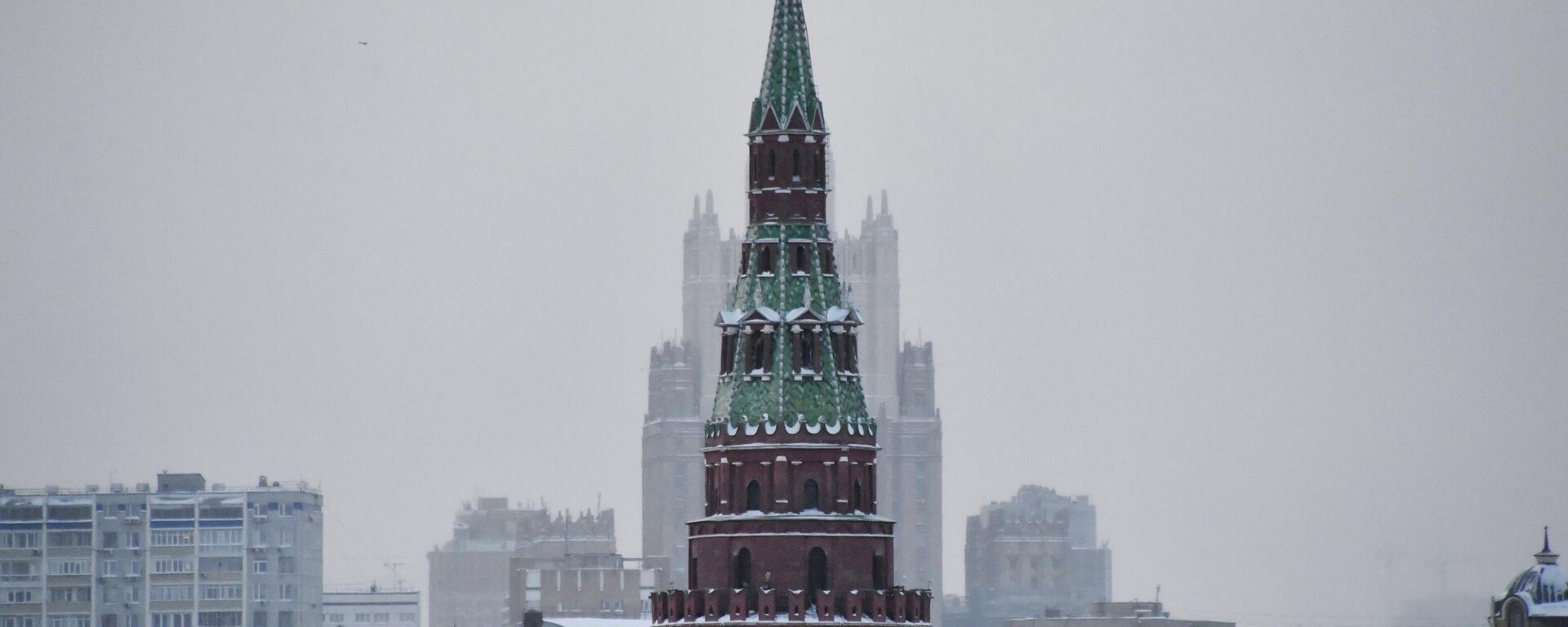 The Vodovzvodnaya Tower of the Moscow Kremlin. In the background is the high-rise building of the Russian Ministry of Foreign Affairs. - Sputnik International, 1920, 06.04.2026