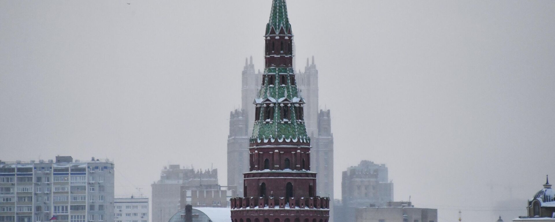 The Vodovzvodnaya Tower of the Moscow Kremlin. In the background is the high-rise building of the Russian Ministry of Foreign Affairs. - Sputnik International, 1920, 26.02.2026