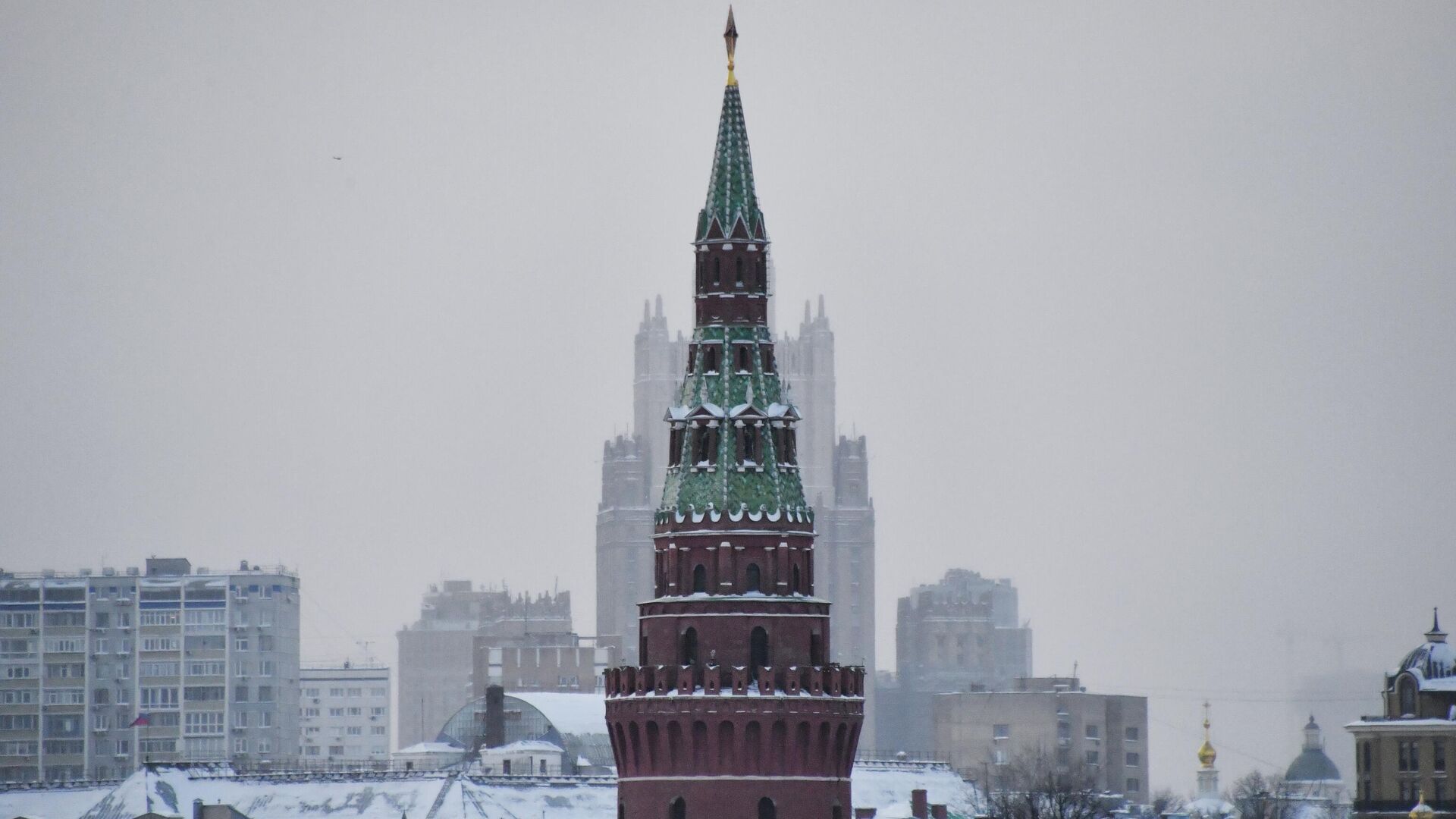 The Vodovzvodnaya Tower of the Moscow Kremlin. In the background is the high-rise building of the Russian Ministry of Foreign Affairs. The Vodovzvodnaya Tower of the Moscow Kremlin. In the background is the high-rise building of the Russian Ministry of Foreign Affairs. - Sputnik International, 1920, 06.04.2026